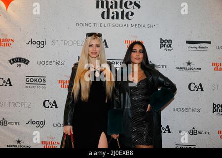 Chiara Antonella und Aurelia Lamprecht beim mates Date Influencer Event während der Mercedes-Benz Fashion Week Berlin März 2022 in der Berliner Freiheit Stockfoto
