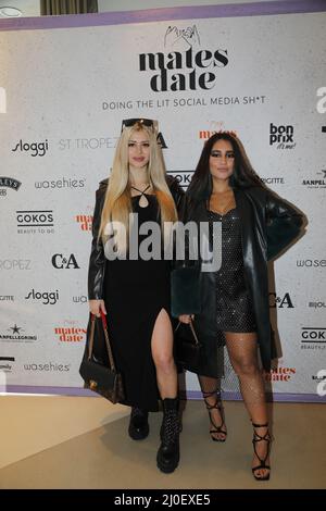 Chiara Antonella und Aurelia Lamprecht beim mates Date Influencer Event während der Mercedes-Benz Fashion Week Berlin März 2022 in der Berliner Freiheit Stockfoto