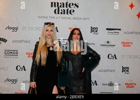 Chiara Antonella und Aurelia Lamprecht beim mates Date Influencer Event während der Mercedes-Benz Fashion Week Berlin März 2022 in der Berliner Freiheit Stockfoto