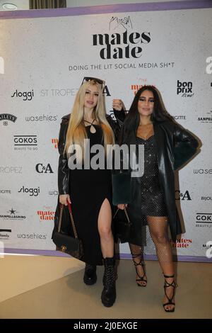 Chiara Antonella und Aurelia Lamprecht beim mates Date Influencer Event während der Mercedes-Benz Fashion Week Berlin März 2022 in der Berliner Freiheit Stockfoto