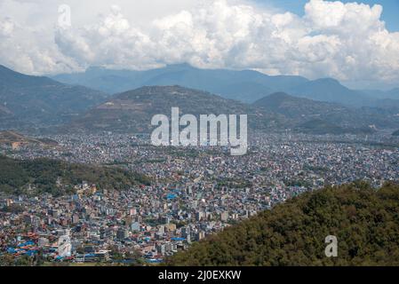 Das Stadtbild von Pokhara mit dem Annapurna-Gebirge im Zentrum Nepals, Asien Stockfoto
