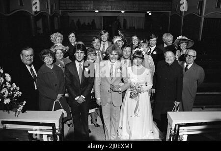 Die Hochzeit von Brian Tilsley und Gail Potter von Coronation Street. Das Paar, gespielt von Helen Worth und Christopher Quinten, ist mit den besten Männern Andy Rowlands (gespielt von Paul Duncan) Mike Baldwin (Johnny Briggs), der Brautjungfer Suzie Birchall (Cheryl Murray) und Gästen wie Ken Barlow (William Roache) Deirdre Barlow (Anne Kirkbride) Audrey Potter (Sue Nicholls), Jack Duckworth (Bill Tarmey) und Vera Duckworth abgebildet (Elizabeth Dawn) Hilda Ogden (Jean Alexander), Stan Ogden (Bernard Youens). 13.. November 1979. Stockfoto