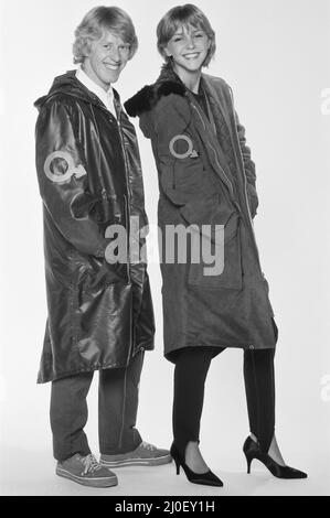 Leslie Ash und Phil Davis, die in dem Film Quadrophenia, geschrieben von The Who, die Geschichte von Mod und Rockers in den Jahren 1960s, hier in einem Quadrophenia-Modefeature von 1979 für The Daily Mirror zu sehen sind, die Hauptrolle haben. Phil Davis spielt Chalky und Leslie Ash spielt die Hauptfigur Steph im Film. In diesem Bild trägt Phil Davis ein Oberteil von Fred Perry mit kurzen Ärmeln £9,99, schwarzem Nylon-Parka, £12,99. Leslie Ash trägt einen Catsuit £9,95 und einen violetten Wildlederparka £125. Alle sind 1979 Preise. Bild aufgenommen am 16.. August 1979 Stockfoto