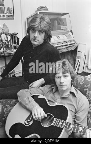 Nick Lowe dunkles Hemd) und Dave Edmunds (in hellerem Hemd), die 1979 zusammen abgebildet wurden. Nick und Dave gründeten Ende 1970s die Band Rockpile und hatten verschiedene Solo-Hits wie Dave Edmunds Nummer 1 Single I Hear You Knocking 1970 und Nick Lowes I Love The Sound of Breaking Glass 1978. Rockpile war eine britische Rock and Roll-Gruppe der späten 1970s und frühen 1980s, bekannt für seine starken Pub-Rock-, Rockabilly- und Power-Pop-Einflüsse und als fundamentaler Einfluss auf die neue Welle. Die Band bestand aus Dave Edmunds (Gesang, Gitarre), Nick Lowe (Gesang, Bassgitarre), Billy Bremner (Voc Stockfoto