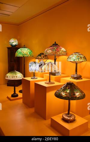 Lampen und Beleuchtung von Louis Comfort Tiffany im Charles Hosmer Morse Museum of American Art in Winter Stockfoto