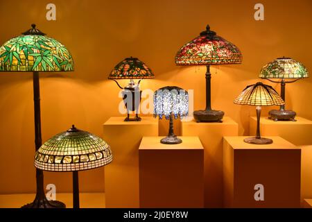 Lampen und Beleuchtung von Louis Comfort Tiffany im Charles Hosmer Morse Museum of American Art in Winter Stockfoto