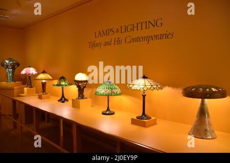 Lampen und Beleuchtung von Louis Comfort Tiffany im Charles Hosmer Morse Museum of American Art in Winter Stockfoto