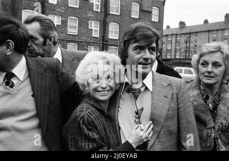 Barbara Windsor und ihr Mann Ronnie Knight verlassen das Brixton Gefängnis. 1.. Februar 1980. Stockfoto