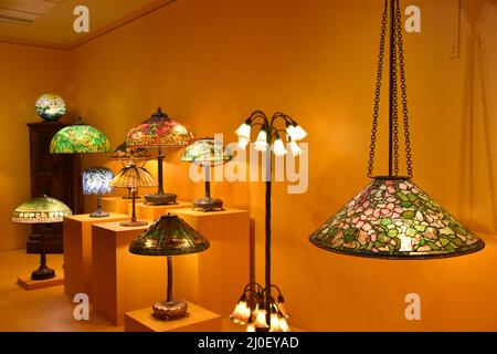 Lampen und Beleuchtung von Louis Comfort Tiffany im Charles Hosmer Morse Museum of American Art in Winter Stockfoto