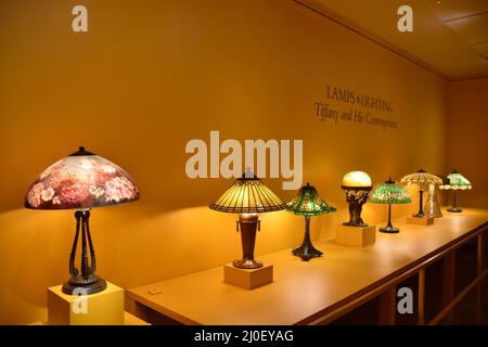 Lampen und Beleuchtung von Louis Comfort Tiffany im Charles Hosmer Morse Museum of American Art in Winter Stockfoto