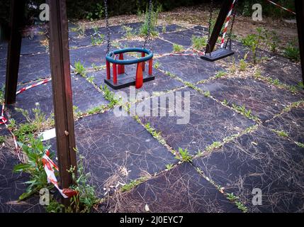 Leerer, verlassener und geschlossener Kinderspielplatz Stockfoto