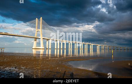 Vasco da Gama Brücke bei Sonnenuntergang in Lissabon, Portugal Stockfoto