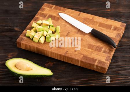 Avocado auf Holzschneidebrett geschnitten Stockfoto