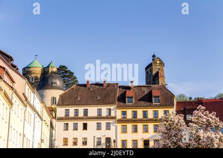 Marktplatz in Stolpen und im Hintergrund das Schloss Stolpen, Bezirk Sächsische Schweiz Stockfoto