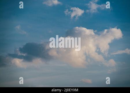 Abend Sonnenuntergang Himmel mit hellen Strahlen der Sonne und Wunderschöne bunte Wolken Stockfoto
