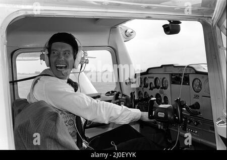 Schauspieler Michael Crawford, der während der Dreharbeiten zur BBC-Comedy-Serie „Some Mothers do AV EM“ fotografiert wurde. Hier ist er im Cockpit eines Flugzeuges an den Steuerelementen zu sehen. 8.. September 1978. Stockfoto