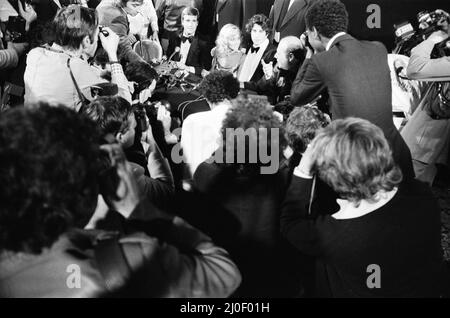 John Travolta und sein Co-Star Olivia Newton John in England während der Woche der Veröffentlichung des Films Grease.das Paar sah hier eine Pressekonferenz. Am 14.. September 1978 wurde in Großbritannien Fett freigesetzt. Grease ist ein amerikanischer romantischer Komödienfilm aus dem Jahr 1978, der auf dem gleichnamigen Musical von Jim Jacobs und Warren Casey basiert. Der Film zeigt das Leben der Rydell-Gymnasiasten Danny Zuko und Sandy Olsson Ende 1950s. Regie führte Randal Kleiser, geschrieben von Bronte Woodard, der Film zeigt John Travolta als Danny, Olivia Newton-John als Sandy und Stockard Channing als Betty Rizzo. G Stockfoto