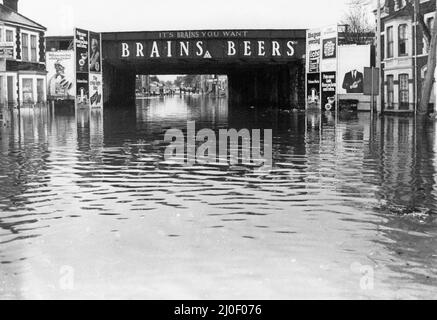 Cardiff überflutet 1979, unser Bild zeigt ... die überflutete Clare Road Bridge um 430pm Uhr, Cardiff, Donnerstag, 27.. Dezember 1979. Stockfoto