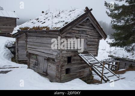 Das Vest-Telemark Museum zeigt alte Bauernhäuser aus Telemark in Norwegen. Stockfoto