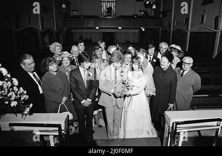 Die Hochzeit von Brian Tilsley und Gail Potter von Coronation Street. Das Paar, gespielt von Helen Worth und Christopher Quinten, ist mit den besten Männern Andy Rowlands (gespielt von Paul Duncan) Mike Baldwin (Johnny Briggs), der Brautjungfer Suzie Birchall (Cheryl Murray) und Gästen wie Ken Barlow (William Roache) Deirdre Barlow (Anne Kirkbride) Audrey Potter (Sue Nicholls), Jack Duckworth (Bill Tarmey) und Vera Duckworth abgebildet (Elizabeth Dawn) Hilda Ogden (Jean Alexander), Stan Ogden (Bernard Youens). 13.. November 1979. Stockfoto