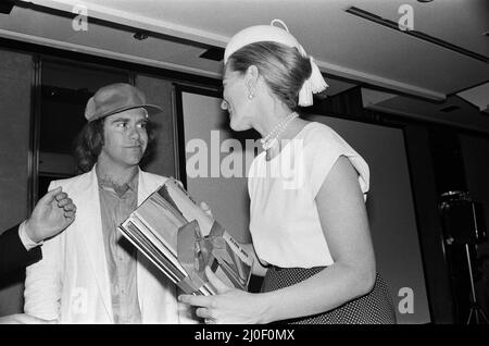 Prinzessin Michael von Kent und Elton John beim Music Therapy Charity Lunch im Intercontinental Hotel in der Park Lane. Elton verlost die Tombola und die Prinzessin überreichte die Preise. Juni 1979. Stockfoto