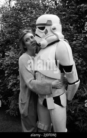 Die Stars von „Star Wars: Episode V – das Imperium schlägt zurück“ nehmen an einer Fotoserie vor dem Savoy Hotel Teil. Schauspielerin Carrie Fisher mit den Stormtroopers. 19. Mai 1980. Stockfoto