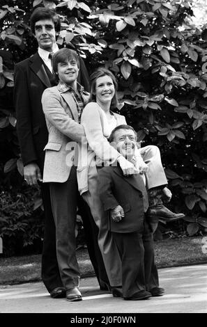 Die Stars von „Star Wars: Episode V – das Imperium schlägt zurück“ nehmen an einer Fotoserie vor dem Savoy Hotel Teil. Peter Mayhew, Mark Hamill, Carrie Fisher und Kenny Baker. 19. Mai 1980. Stockfoto