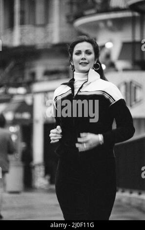 Lynda Carter - Star der Fernsehserie Wonder Woman, joggt entlang der Park Lane in London. Wonder Woman lief für 3 Serien von 1975 bis 1979. Bild aufgenommen am 31.. Januar 1980 Stockfoto