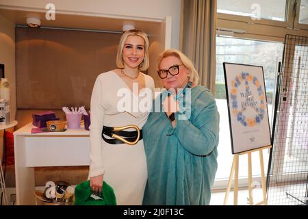 Verena Kerth und Lilo von Kiesenwetter beim mates Date Influencer Event während der Mercedes-Benz Fashion Week Berlin März 2022 in der Berliner Freiheit Stockfoto