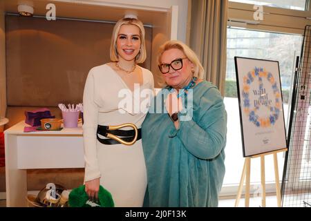 Verena Kerth und Lilo von Kiesenwetter beim mates Date Influencer Event während der Mercedes-Benz Fashion Week Berlin März 2022 in der Berliner Freiheit Stockfoto