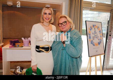 Verena Kerth und Lilo von Kiesenwetter beim mates Date Influencer Event während der Mercedes-Benz Fashion Week Berlin März 2022 in der Berliner Freiheit Stockfoto