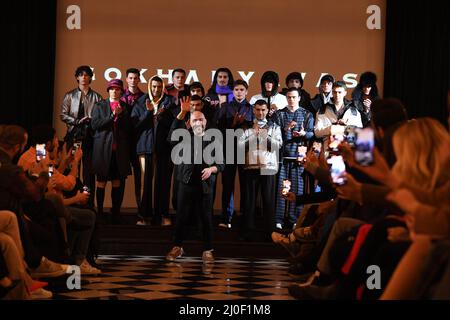 (220319) -- ISTANBUL, 19. März 2022 (Xinhua) -- Gokhan Yavas, ein in Izmir geborener Designer, begrüßt das Publikum auf dem Laufsteg mit Models während der Fashion Week Istanbul am 16. März 2022 in Istanbul, Türkei. Modeschauen auf der Landebahn haben in Istanbul, dem kulturellen und finanziellen Zentrum der Türkei, nach einer zweijährigen Pause aufgrund der COVID-19-Pandemie ein großes Comeback gefeiert. Mehr als zwei Dutzend türkischer Designer zeigten am Freitag, dem Abschlusstag der 4-tägigen Veranstaltung, auf der Fashion Week Istanbul neue Kollektionen, wobei die diesjährige Ausgabe hybride Veranstaltungen mit Filmvorführungen, Runway-Shows und Sammlungspräsentationen umfasst Stockfoto