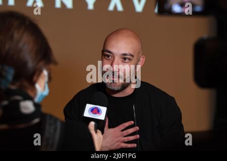 (220319) -- ISTANBUL, 19. März 2022 (Xinhua) -- Gokhan Yavas, ein in Izmir geborener Designer, spricht während eines Interviews mit Xinhua auf der Fashion Week Istanbul in Istanbul, Türkei, am 16. März 2022. Modeschauen auf der Landebahn haben in Istanbul, dem kulturellen und finanziellen Zentrum der Türkei, nach einer zweijährigen Pause aufgrund der COVID-19-Pandemie ein großes Comeback gefeiert. Mehr als zwei Dutzend türkischer Designer zeigten am Freitag, dem Abschlusstag der 4-tägigen Veranstaltung, auf der Fashion Week Istanbul neue Kollektionen, darunter hybride Veranstaltungen mit Filmvorführungen, Runway-Shows und Sammlungspräsentationen Stockfoto