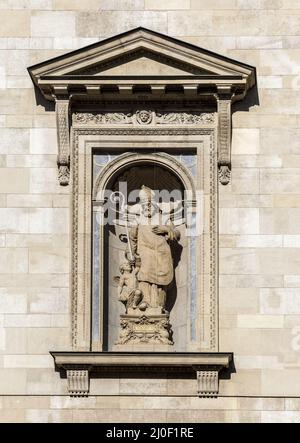 Statue in einer Nische der St.-Stephans-Basilika in Budapest Stockfoto