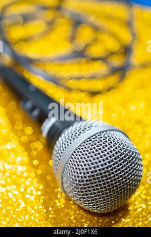 Professionelles dynamisches Mikrofon. Konzertmikrofon für Sprachaufnahmen und Klangoptimierung. Soundanlage. Stockfoto