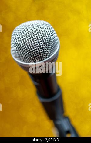 Professionelles dynamisches Mikrofon. Konzertmikrofon für Sprachaufnahmen und Klangoptimierung. Soundanlage. Stockfoto