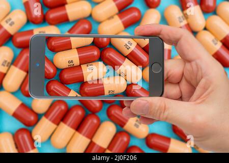 Medicine Pillen oder Kapseln auf dem Smartphone-Bildschirm. Ärztliche Verschreibung für die medikamentöse Behandlung. Pharmazeutische Droge, Medizin in con Stockfoto