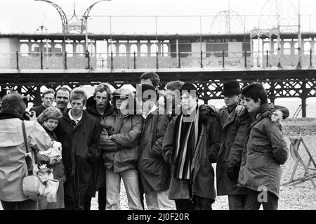 Dreharbeiten zu Quadrophenia in Brighton, basierend auf den Schlachten der Mods und Rockers Mitte 1960s, mit Phil Daniels und der britischen Rockgruppe The Who, die die Musik zur Verfügung stellte.The Who Lead Sänger Roger Daltrey mit Besetzung und Statisten. 5.. Oktober 1978. Stockfoto