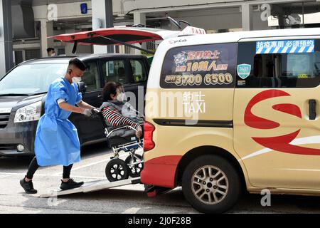 Hongkong, China. 18. März 2022. Ein Bürger wird mit einem „Anti-Epidemie-Taxi“ zur Diagnose in Hongkong, Südchina, transportiert, 18. März 2022. Am Freitag registrierte Hongkong 7.966 neue COVID-19-Fälle durch Nukleinsäuretests und 12.116 weitere positive Fälle durch selbst berichtete Schnellantigen-Tests, wie offizielle Daten zeigten. Quelle: Lo Ping Fai/Xinhua/Alamy Live News Stockfoto