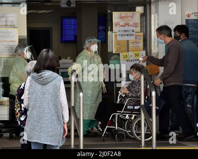 Hongkong, China. 18. März 2022. Bürger warten vor einer Klinik auf die Diagnose in Hongkong, Südchina, 18. März 2022. Am Freitag registrierte Hongkong 7.966 neue COVID-19-Fälle durch Nukleinsäuretests und 12.116 weitere positive Fälle durch selbst berichtete Schnellantigen-Tests, wie offizielle Daten zeigten. Quelle: Lo Ping Fai/Xinhua/Alamy Live News Stockfoto