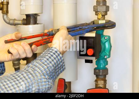 Arbeiten an einem Rohr Stockfoto