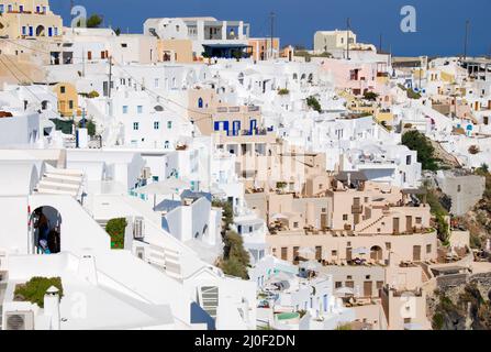 Weiße Häuser am Rand der Klippe im Dorf Oia in Santorini, Griechenland. Stockfoto