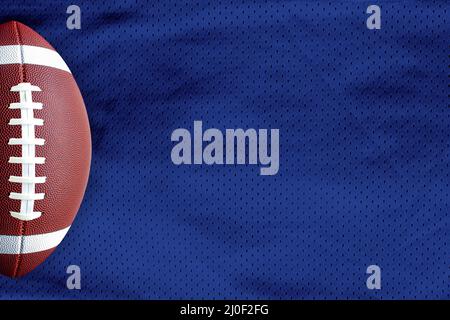 Dunkelblaues American Football Trikot mit einer Struktur und einem Fußball in horizontaler Ansicht Stockfoto