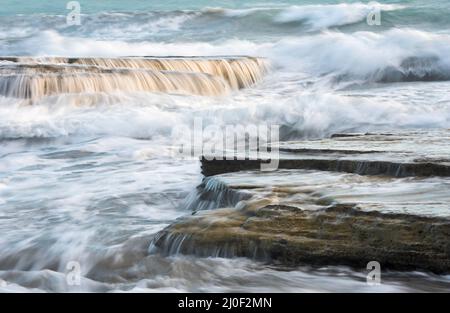 Stürmische See mit krachenden Wellen. Akrotiri Limassol, Zypern Stockfoto