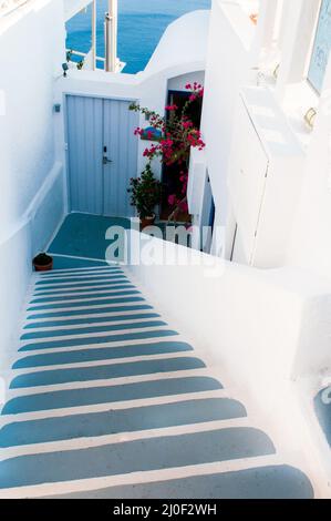 Traditionelle schmale Treppenstraße, die zum Meer in Oia Dorf führt. Santorini Island, Griechenland. Stockfoto