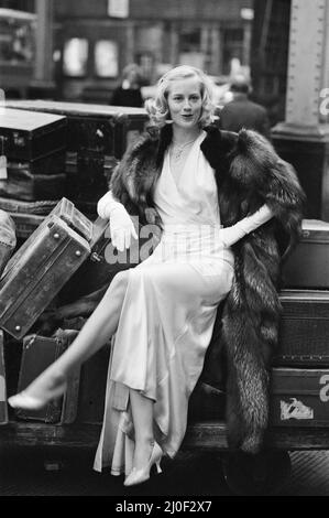 Cybill Shepherd auf dem Set von The Lady Vanishes, gedreht in der Marylebone Station in London. The Lady Vanishes ist ein britischer Comedy-Mystery-Film aus dem Jahr 1979. Elliott Gould ist Robert A LIFE Photographer, Cybill Shepherd als Amanda (Iris), Angela Lansbury als Miss Froy, Herbert Lom und Arthur Lowe und Ian Carmichael als Charters und Caldicott. Der Film ist ein Remake von Alfred Hitchcocks gleichnamigerem Film aus dem Jahr 1938. Der Film verfolgt zwei Amerikaner, die mit dem Zug durch 1939 Deutschland reisen. Gemeinsam untersuchen sie das geheimnisvolle Verschwinden einer englischen Kindermädchen, die ebenfalls im Zug unterwegs ist. P Stockfoto