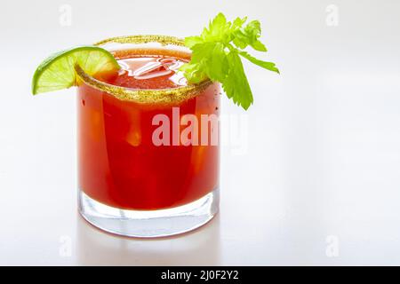 Nahaufnahme eines kalten caesar Cocktails oder blutiger mary auf einem Glas auf weißem Hintergrund Stockfoto