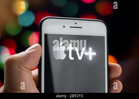 Calgary, Alberta, Kanada. 21.Mai 2020. Eine Person, die ein weißes iPhone Plus mit dem Apple TV Plus-Logo auf dem Bildschirm hält Stockfoto