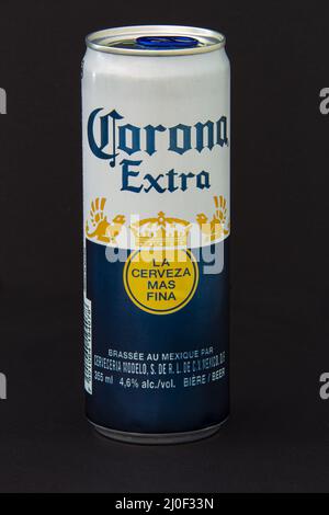 Calgary, Alberta, Kanada. 08. Juni 2020. Eine isolierte Corona Extra Bierkrug auf schwarzem Hintergrund. Stockfoto