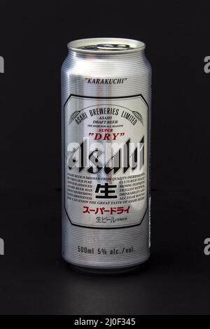 Calgary, Alberta, Kanada. 08. Juni 2020. Eine isolierte Stella Asahi Tallboy Bierkänne auf schwarzem Hintergrund. Stockfoto